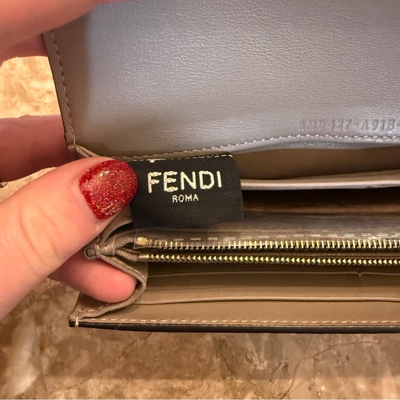 Fendi Peekaboo Continental Nappa  Beige Leather Wallet EUC - Picture 5 of 7
